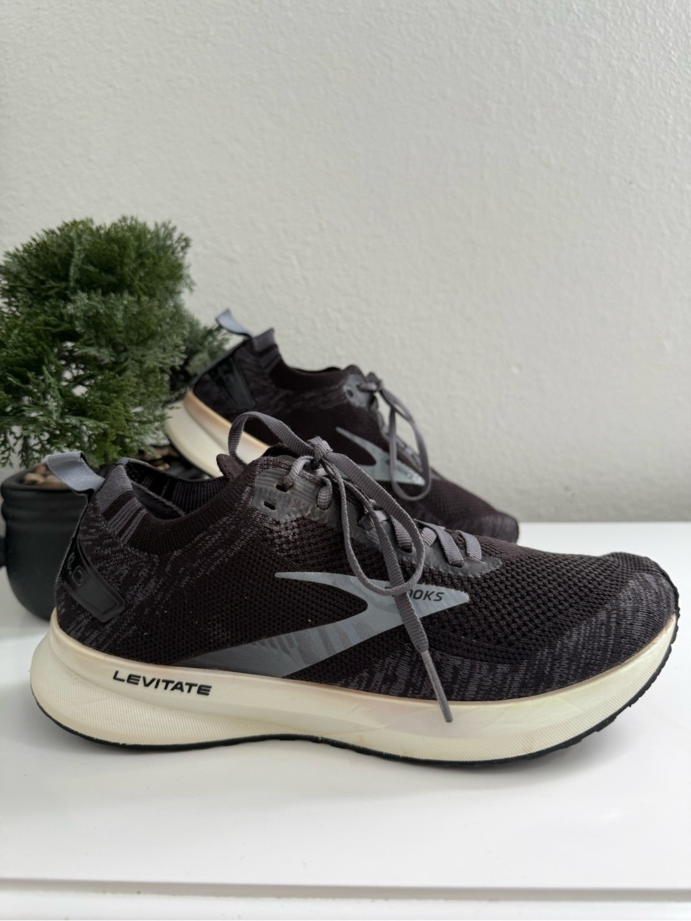 Brooks Levitate 4  Women size 8.5  Athletic Shoes - Black & Gray